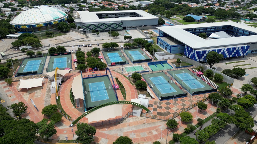 Valledupar y Codazzi, vitrinas del deporte inclusivo Las competencias se desarrollarán en escenarios deportivos de Valledupar y en el municipio de Agustín Codazzi, subsede oficial de los Juegos. Entre los recintos que recibirán a los deportistas se encuentran el Estadio de Atletismo José Luis Parada, la Piscina de la Universidad Popular del Cesar, el Coliseo Julio Monsalvo Castilla, el Complejo de Raquetas, el Coliseo de Baloncesto La Gota Fría y el Estadio Armando Maestre Pavajeau, entre otros espacios que han sido adecuados y avalados para la competencia internacional. Las autoridades deportivas han destacado que estos escenarios cumplen con estándares de accesibilidad y condiciones técnicas necesarias para garantizar el desarrollo exitoso de las competencias. Un evento que trasciende lo deportivo Más allá de las medallas, los Juegos Parasuramericanos representan una oportunidad para fortalecer los procesos de inclusión y visibilizar el talento de miles de deportistas que han encontrado en el deporte una herramienta de superación personal y transformación social. Además, el certamen tendrá un impacto positivo en sectores como el turismo, la hotelería, el transporte y el comercio, consolidando a Valledupar como una ciudad capaz de albergar eventos internacionales de alto nivel, tal como ocurrió con los Juegos Bolivarianos de 2022. La organización ha señalado que este será el único gran evento multideportivo que realizará Colombia dentro del ciclo rumbo a Los Ángeles 2028, razón por la cual los ojos del continente estarán puestos sobre el Cesar durante el mes de julio.