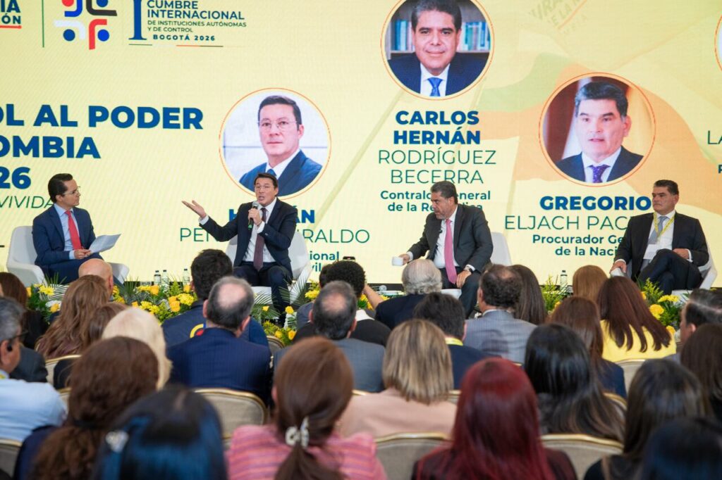 Cumbre instituciones de control: Fotografía del panel principal con Hernán Penagos hablando ante un gran auditorio.