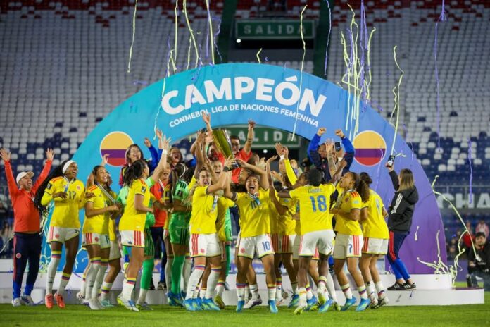 Selección Colombia femenina celebrando el título de la Liga de Naciones Femenina tras vencer a Paraguay.