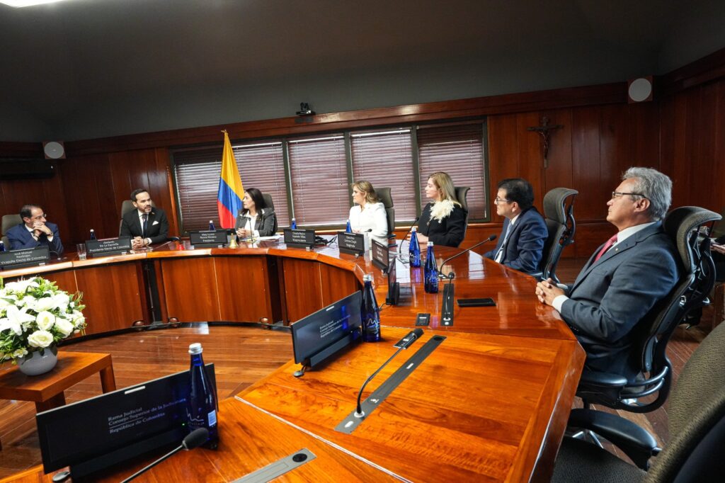 Abelardo de la Espriella durante la reunión con los presidentes de las altas cortes en el Consejo Superior de la Judicatura.