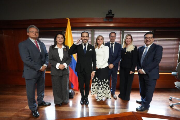 Abelardo de la Espriella durante su encuentro con los presidentes de las altas cortes en el Palacio de Justicia de Bogotá.