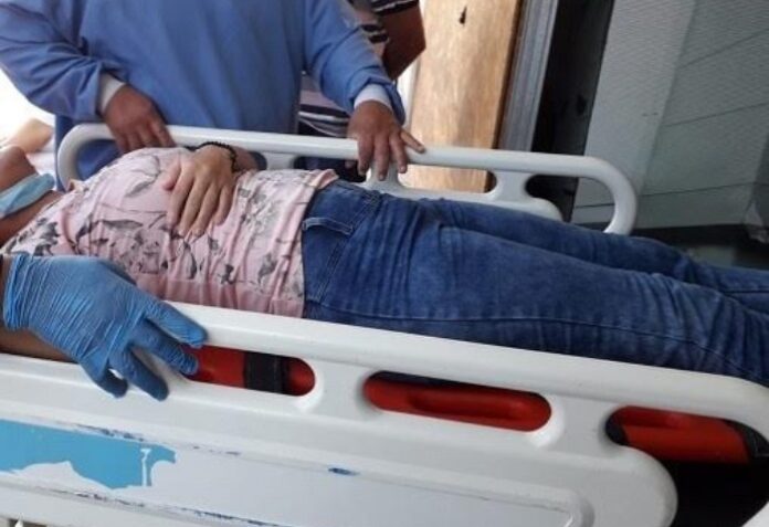 María Camila González es trasladada a un centro asistencial tras resultar herida en un atentado a bala en Valledupar.