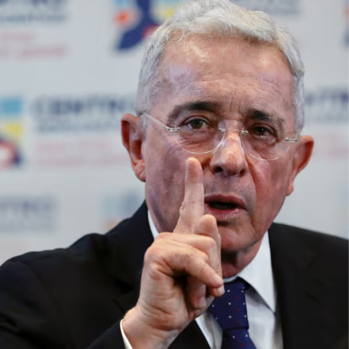 Imagen utilizada en la noticia sobre la investigación abierta por la Fiscalía contra el expresidente Álvaro Uribe Vélez.