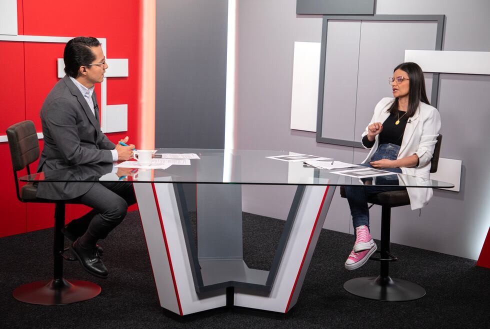 Angie Rodríguez, gerente del Fondo Adaptación, en el estudio de televisión de la revista Semana.