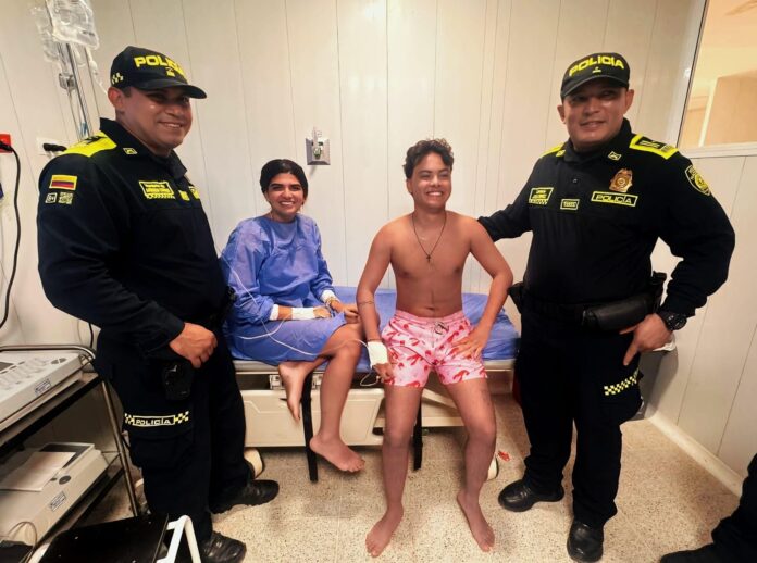 Luciana Dangond y Gerónimo Ibarra reciben atención médica tras ser encontrados con vida en Barú, acompañados por uniformados de la Policía Nacional.