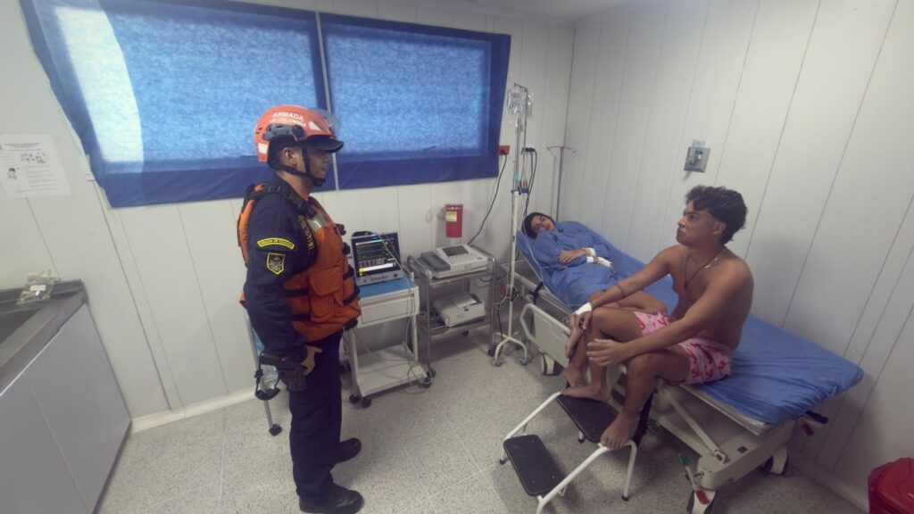 Luciana Dangond y Gerónimo Ibarra reciben valoración médica en un centro asistencial de Barú, tras ser rescatados con vida en un operativo conjunto de la Armada de Colombia y la Policía Nacional.