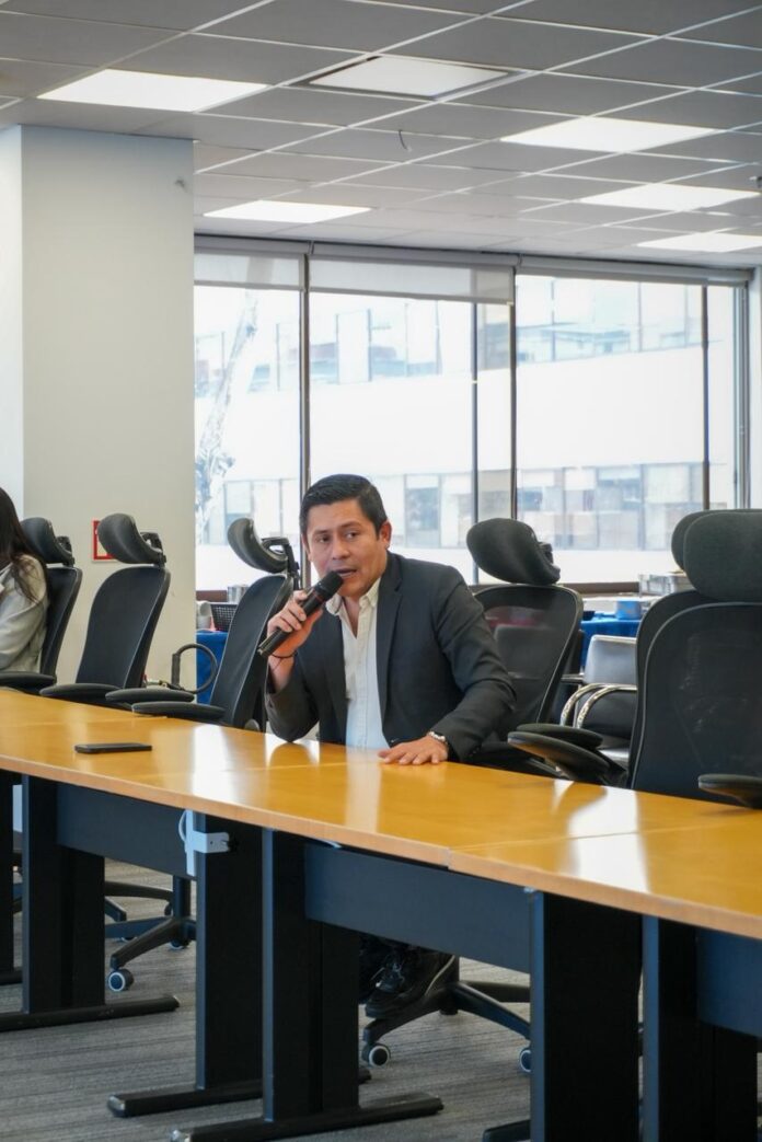 Funcionario del Consejo Nacional Electoral durante una jornada de socialización sobre la acreditación de testigos electorales para la segunda vuelta presidencial de 2026.