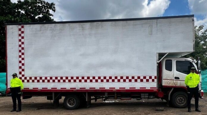 Camión robado en Barranquilla y recuperado por la Policía Nacional en Bosconia, Cesar.