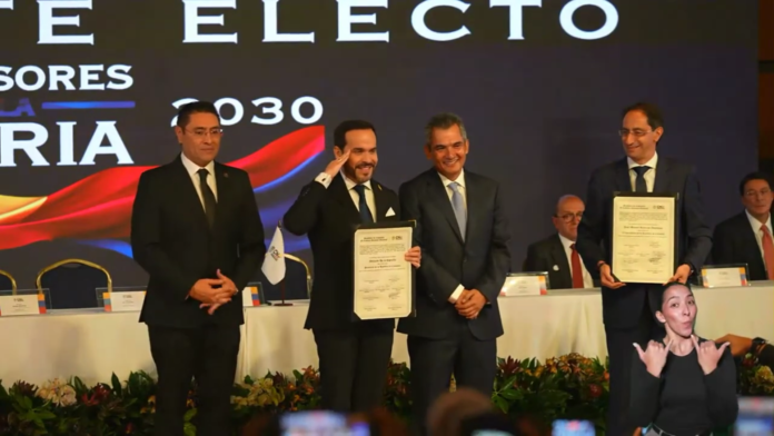 Abelardo De La Espriella recibe la credencial presidencial otorgada por el Consejo Nacional Electoral para el periodo 2026-2030
