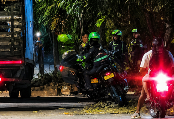 Policías inspeccionan la zona donde ocurrió un ataque sicarial en Valledupar