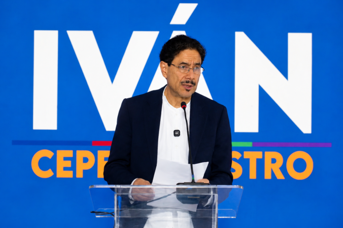 Iván Cepeda durante su declaración pública en la que aceptó el triunfo de Abelardo de la Espriella tras el escrutinio electoral.