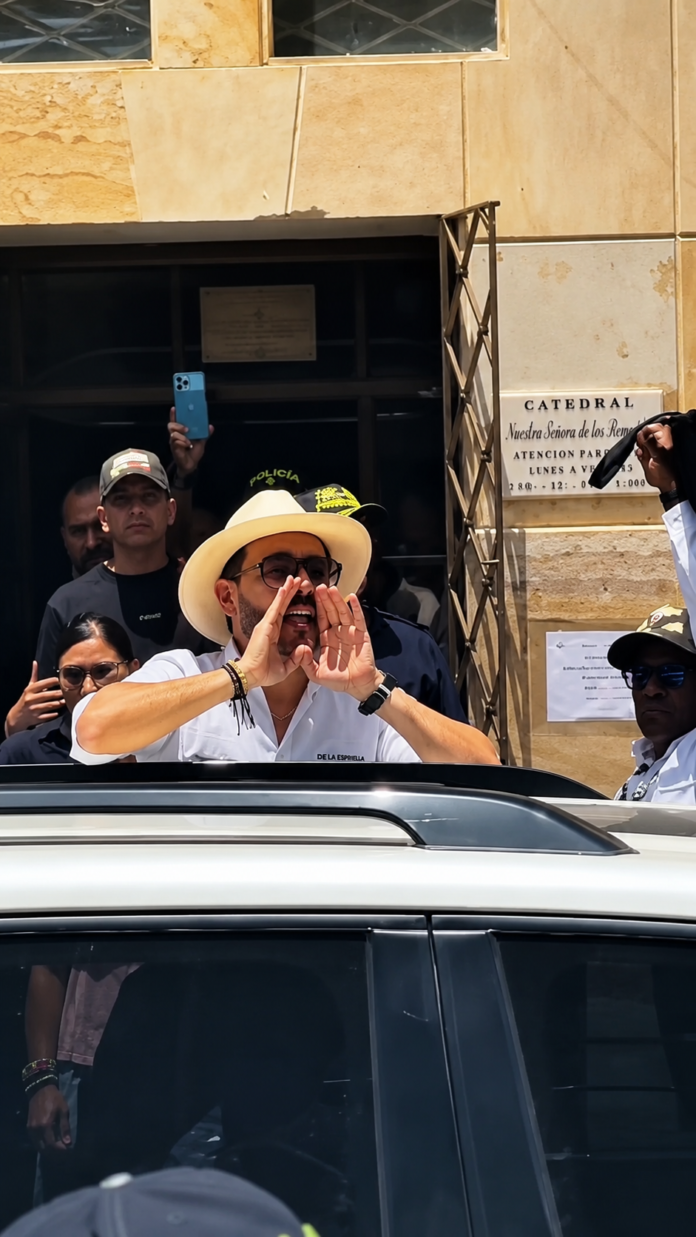 Abelardo de la Espriella saluda a ciudadanos durante su visita a Riohacha, La Guajira, como presidente electo.