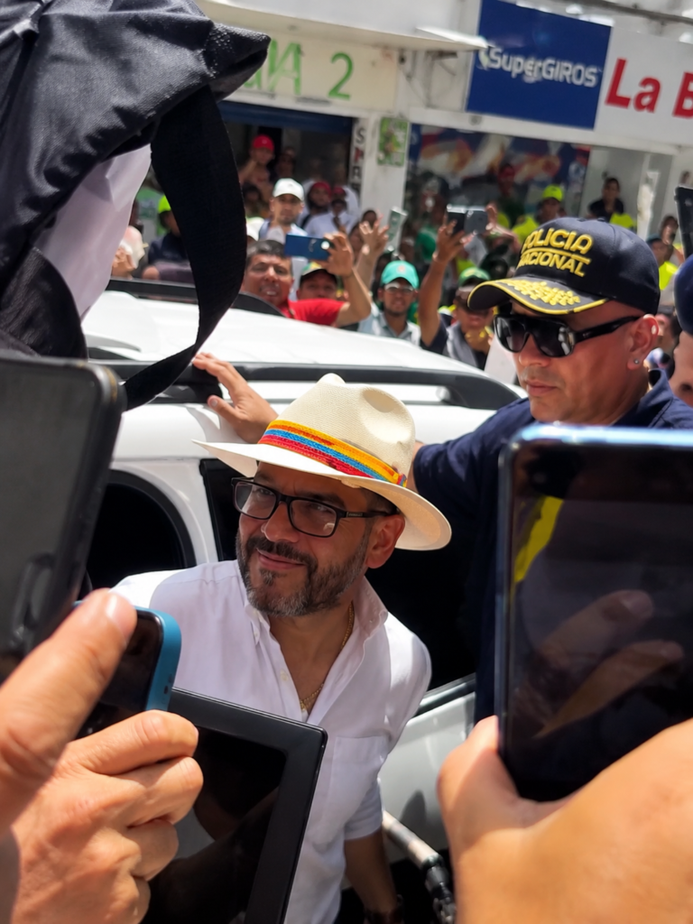Abelardo de la Espriella saluda a ciudadanos durante su visita a Riohacha, La Guajira, como presidente electo.