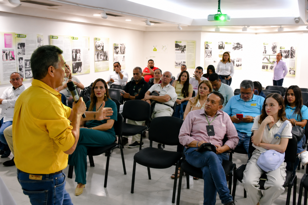 Aquiles Hernández explica las novedades de los Premios Sirena Vallenata 2026 ante periodistas e invitados en Valledupar.
