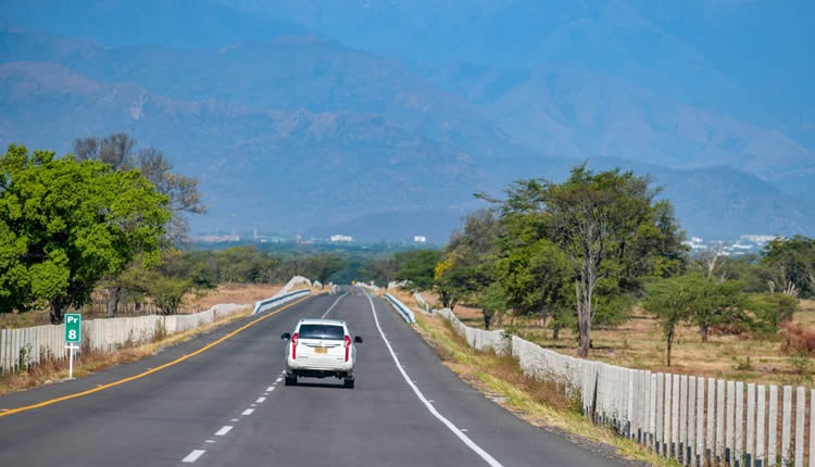 Vehículo circula por la segunda calzada entre Valledupar y La Paz, una obra vial que registra un avance del 85 % en el departamento del Cesar.