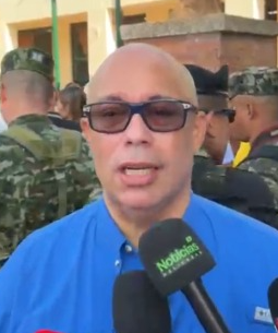 Alcalde Ernesto Orozco entrega declaraciones durante la instalación de la jornada electoral en el Cesar.
