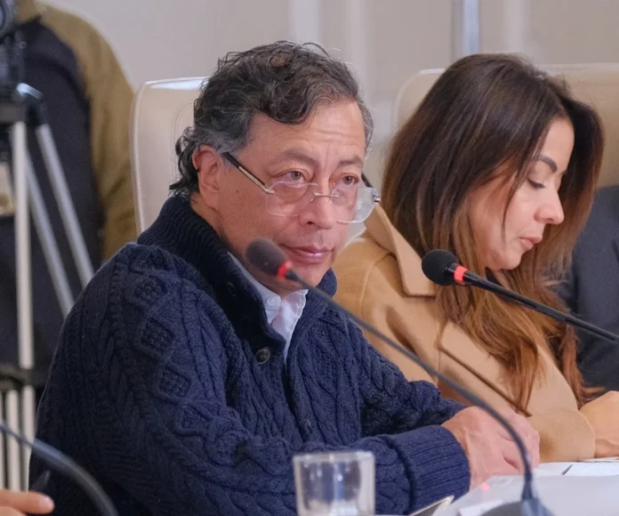 Suspensión de Petro: Fotografía del presidente Gustavo Petro con un semblante muy serio durante una reunión oficial.