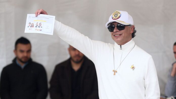 El presidente Gustavo Petro sonríe mientras muestra públicamente su tarjetón marcado a favor de Iván Cepeda en las urnas.