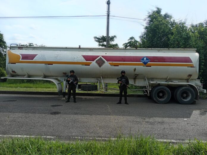 Policía y Ejército recuperan 8.000 galones de gasolina e incautan un semirremolque cisterna en Curumaní, Cesar.