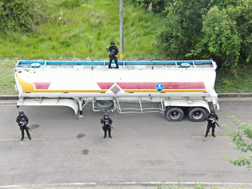 Semirremolque cisterna recuperado durante un operativo de la Policía y el Ejército en Curumaní, Cesar, contra el tráfico ilegal de hidrocarburos.