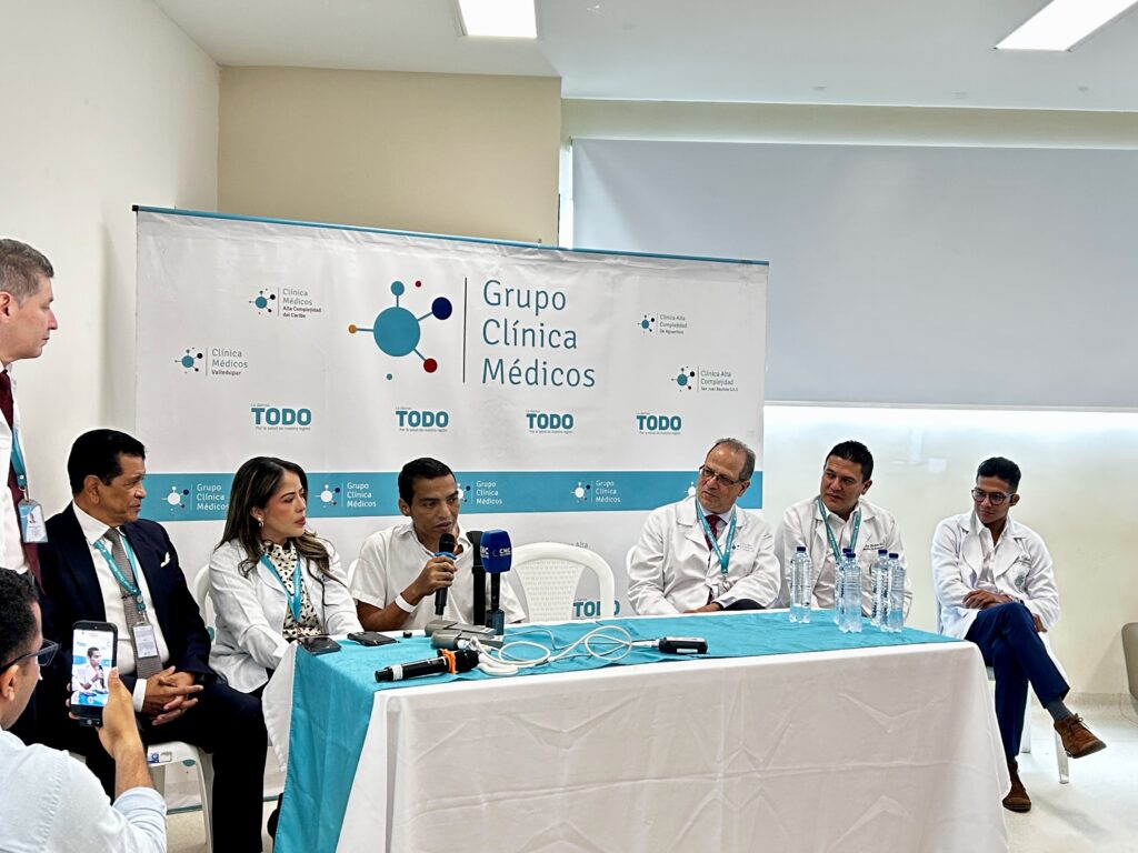 Rueda de prensa en la Clínica Médicos de Valledupar donde especialistas y el paciente Roberto Rodríguez presentan el primer implante de corazón artificial HeartMate 3 realizado en la región Caribe.