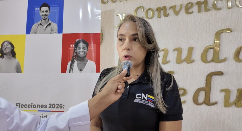 Geilis Manjarrez Fuentes, profesional universitario del CNE, capacita a testigos electorales en Valledupar.