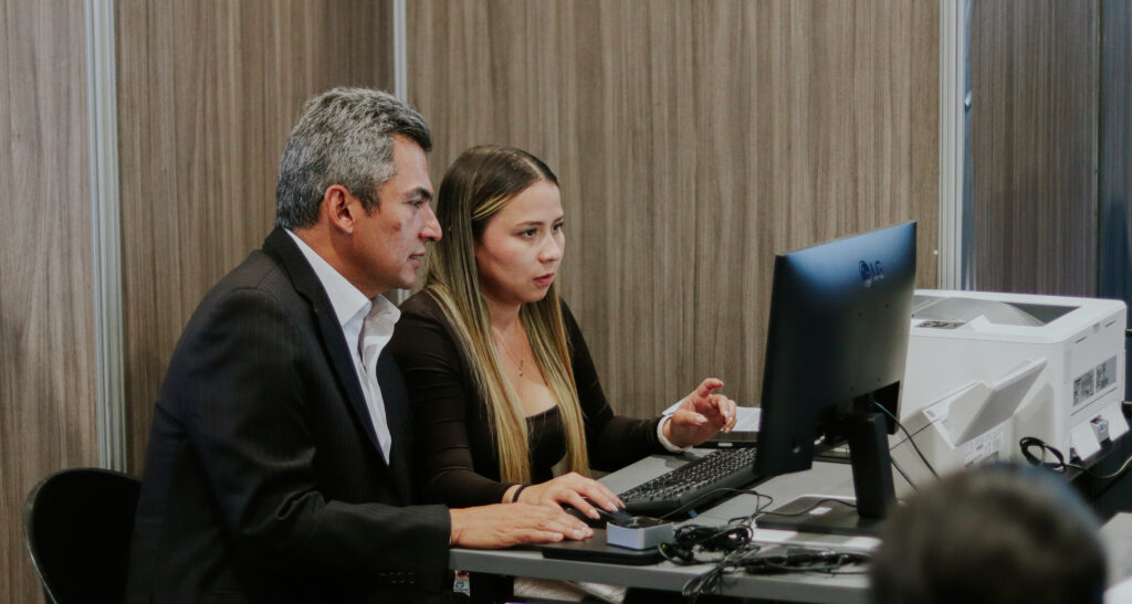 Funcionarios revisan información electoral en computador durante el proceso de escrutinio de la segunda vuelta presidencial 2026.