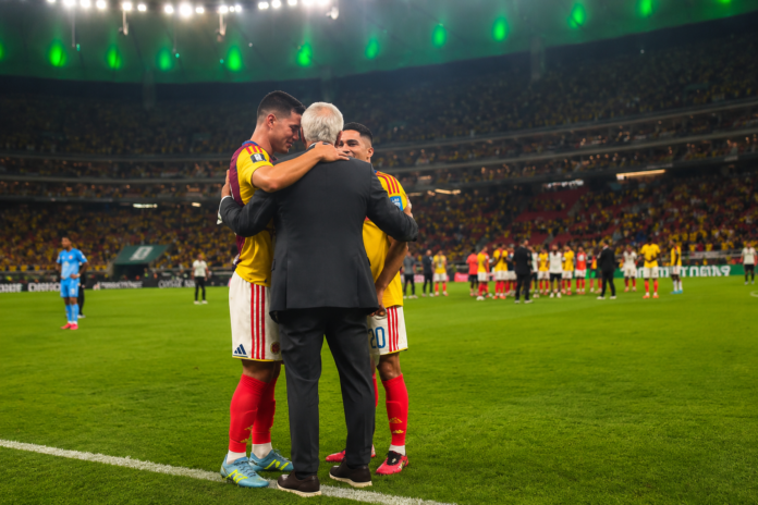 James Rodríguez y Juan Fernando Quintero se abrazan a José Pékerman abrazan tras la clasificación de Colombia a la siguiente ronda del Mundial 2026.