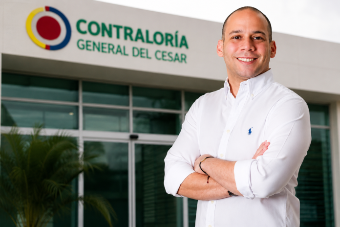 Javier Martínez Daza posa frente a la sede de la Contraloría General del Cesar tras presentar su renuncia al cargo de gerente departamental.