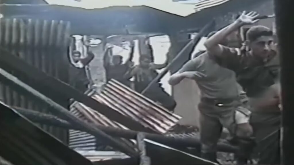 Policías capturados por las FARC en las ruinas de la estación de Policía de Mitú durante la toma guerrillera de 1998.
