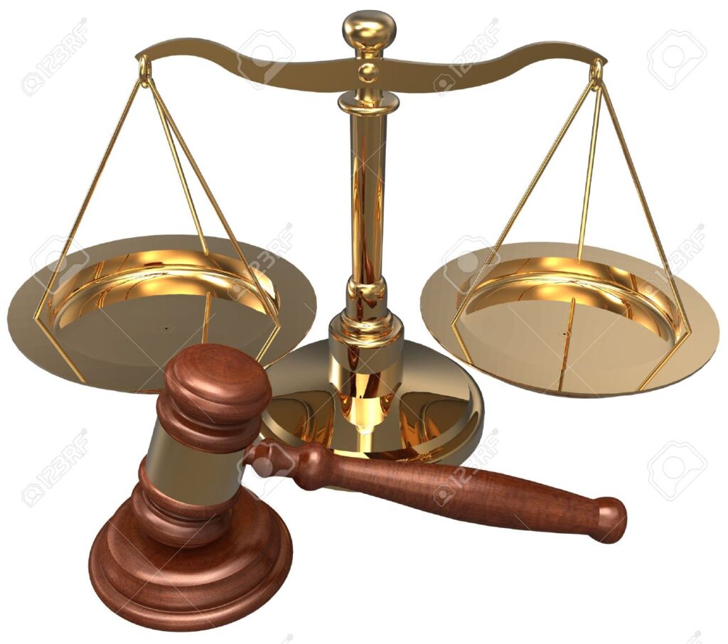 Balanza de la justicia y martillo judicial como símbolo del derecho a la defensa.