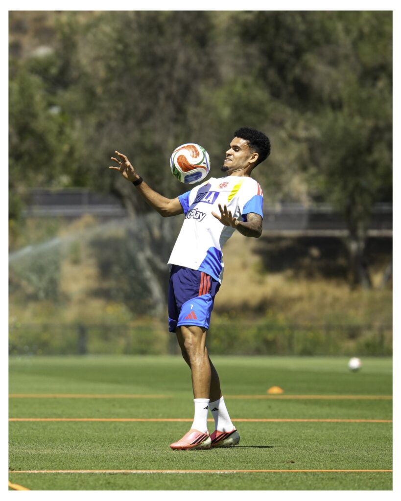 Luis Díaz dominando el balón en el entrenamiento previo al partido de hoy de la Selección Colombia.