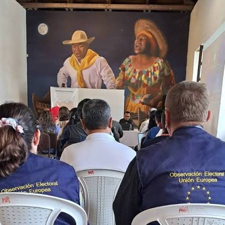 Observadores de la Unión Europea participan en una jornada de seguimiento electoral en Colombia durante las elecciones presidenciales de 2026.