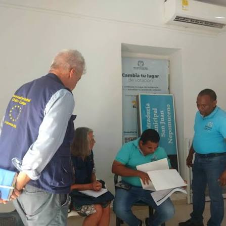 Observador de la Unión Europea revisa documentos electorales durante una jornada de seguimiento al proceso presidencial en Colombia 2026.

Título de la imagen: