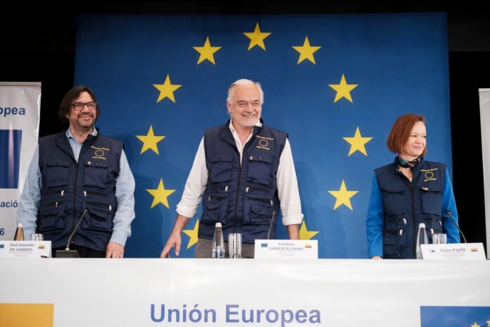 Representantes de la Misión de Observación Electoral de la Unión Europea durante una declaración sobre las elecciones en Colombia 2026.