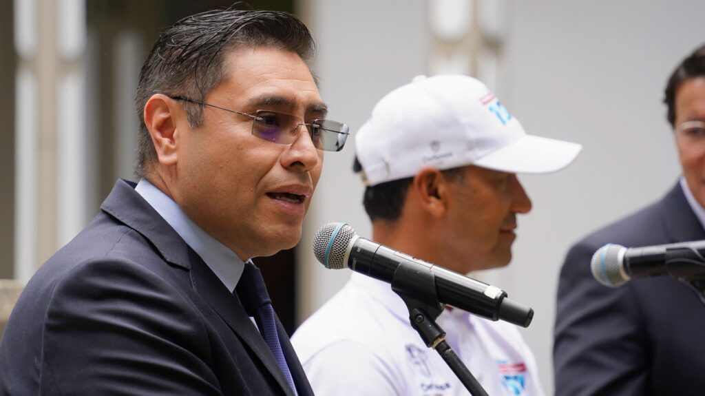 Cristian Quiroz, presidente del Consejo Nacional Electoral (CNE), hablando ante los medios sobre las garantías para la segunda vuelta presidencial.
