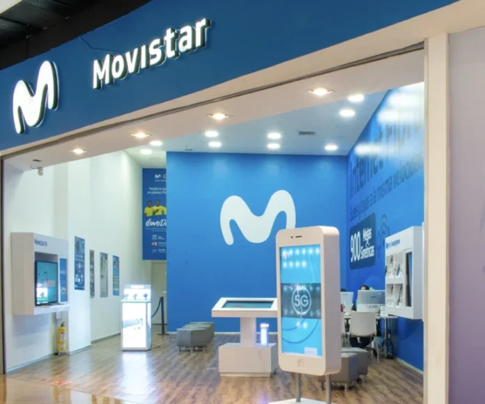 Sanción contra Movistar: Fotografía de la fachada de un centro de atención y ventas de la empresa de telecomunicaciones.