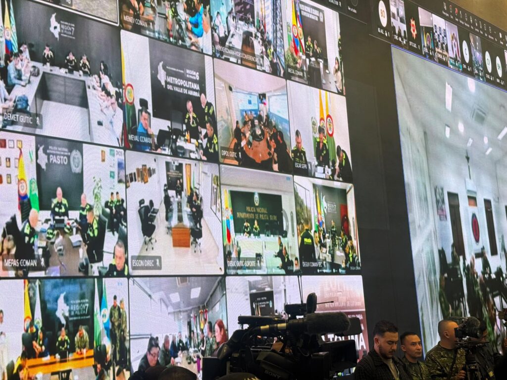 Pantallas del PMU electoral muestran enlaces regionales durante el monitoreo de seguridad para las elecciones en Colombia.