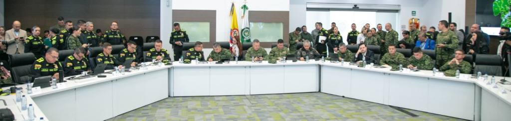 Autoridades de la Policía Nacional y Fuerzas Militares participan en el PMU electoral para vigilar las elecciones en Colombia.
