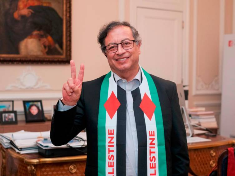 Petro apoyo Palestina: Fotografía del mandatario sonriendo usando una bufanda alusiva al territorio árabe.