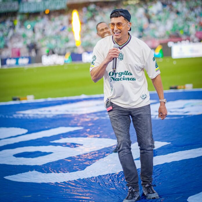 Hebert Vargas durante su presentación en la final entre Atlético Nacional y Junior tras estrenar el álbum Bohemio.