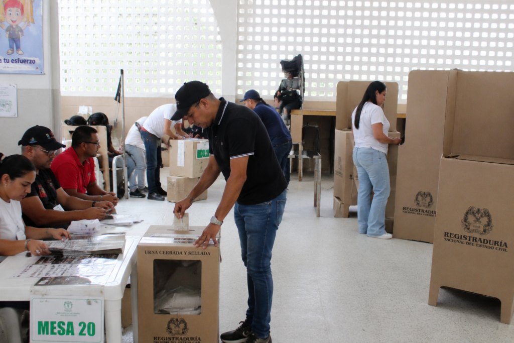 Ciudadanos ejercen su derecho al voto en un puesto de votación de Valledupar durante la segunda vuelta de las elecciones presidenciales de 2026.
