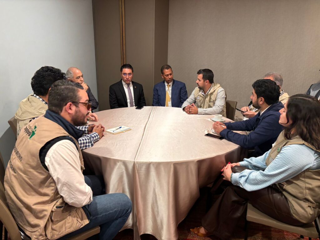 Observadores internacionales se reúnen con el presidente del CNE, Cristian Quiroz, para revisar garantías de la segunda vuelta presidencial 2026.