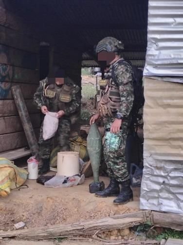 En una operación conjunta con la Fiscalía General de la Nación, las Fuerzas Militares localizaron y destruyeron un depósito clandestino del ELN en Norte de Santander con cerca de una tonelada de explosivos. Con la neutralización de 118 artefactos, se evitaron posibles ataques contra la población civil y la Fuerza Pública en la región.