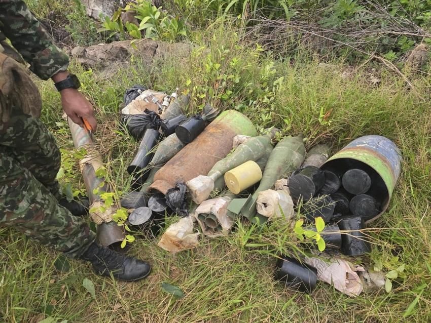 En Norte de Santander, las Fuerzas Militares y la Fiscalía General de la Nación ubicaron un importante depósito clandestino del ELN. En el lugar se hallaron y destruyeron de forma controlada 118 artefactos explosivos improvisados, cilindros y rampas de lanzamiento que ponían en riesgo a las comunidades y a la Fuerza Pública