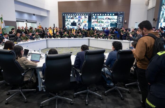 Reunión del Puesto de Mando Unificado PMU Electoral en Colombia con ministros y cúpula militar frente a pantallas de monitoreo.