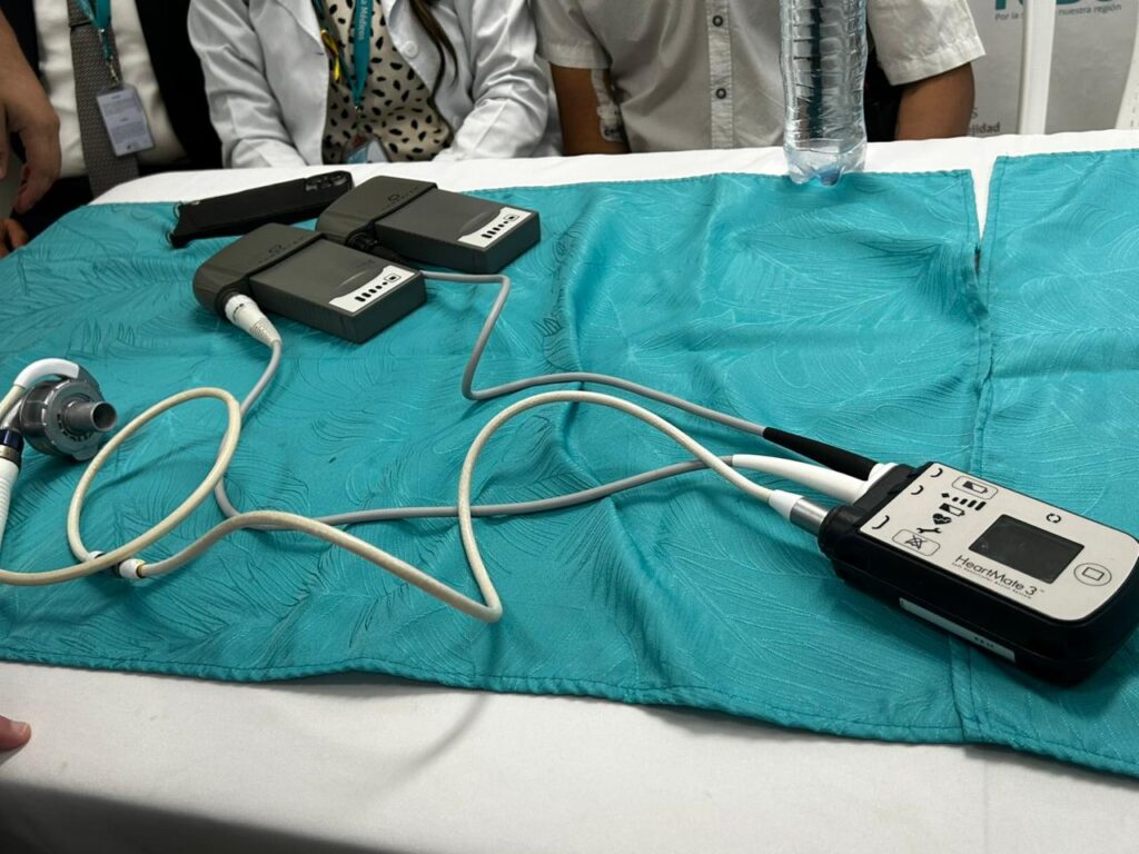 Controlador y componentes del dispositivo HeartMate 3 utilizado en el primer implante de corazón artificial realizado en Valledupar.