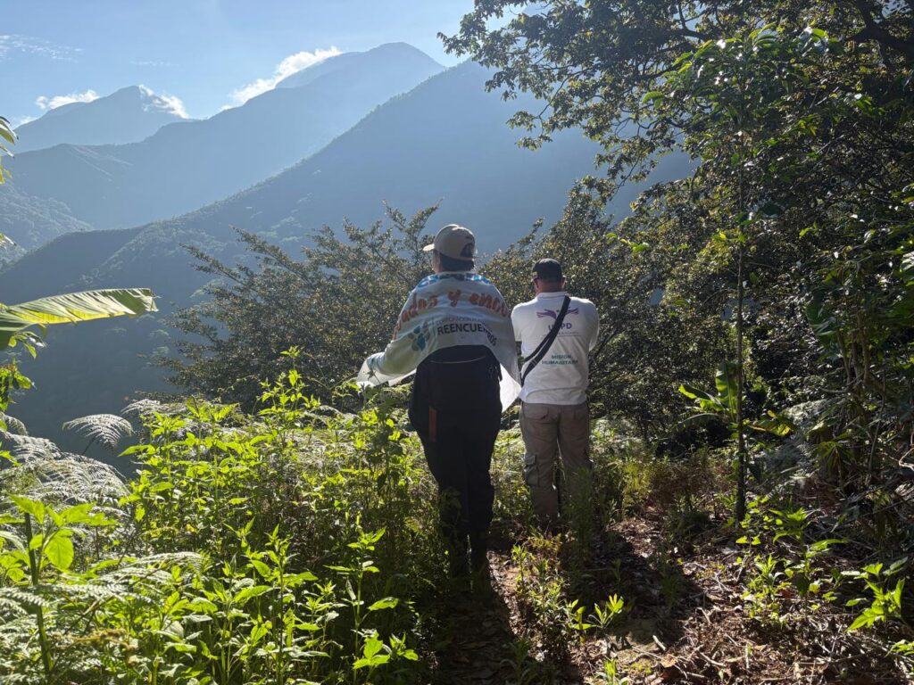 Integrantes de una misión humanitaria recorren una zona montañosa durante labores de búsqueda de personas desaparecidas en La Guajira.