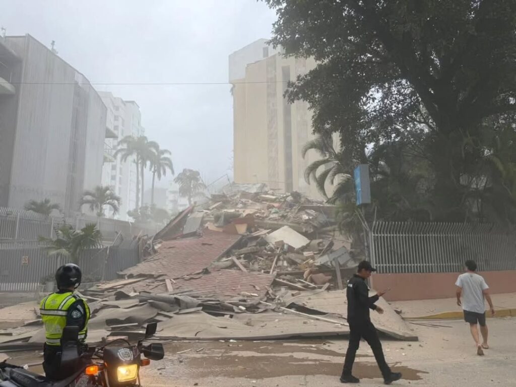 Escombros de una estructura colapsada tras el terremoto registrado en Venezuela