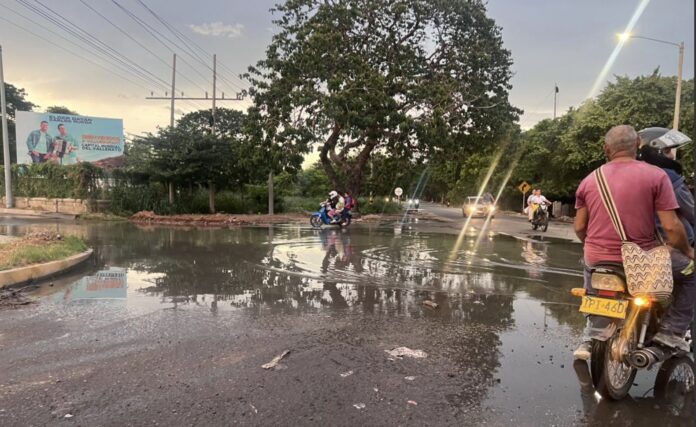 Aguas residuales rebosadas tras el colapso de un colector de alcantarillado en el sector de Mercabastos, en Valledupar.